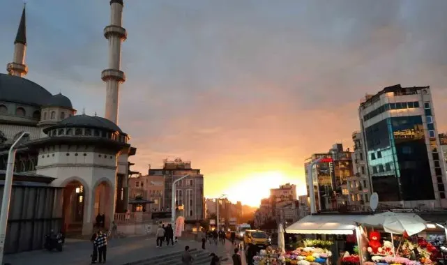 İstanbul'da gökkuşağı sürprizi: Kısa süreli yağışın ardından görsel şölen oluştu