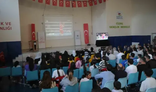 Vali Ekici, milli boksörün maçını Cizre'de vatandaşlarla dev ekranda izledi