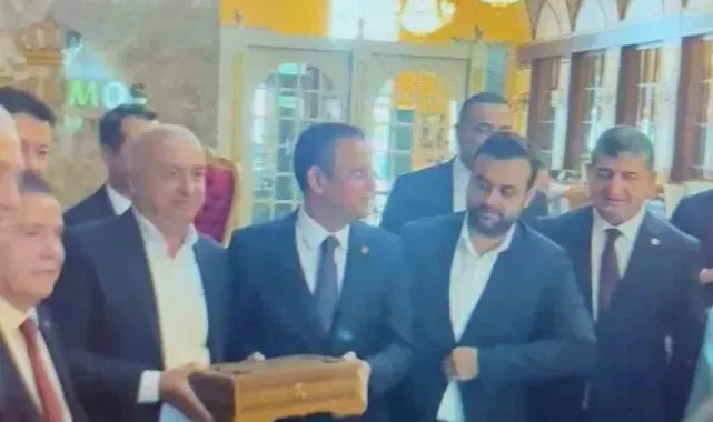 Alanya'da Özgür Özel'e Bangladeş'ten özel olarak getirilen el yazması Kur'an-ı Kerim hediye edildi