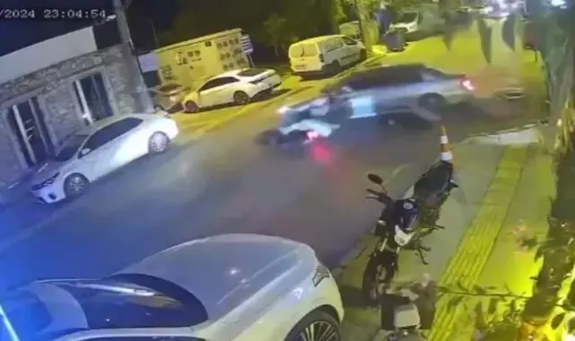 İzmir'de motosiklet otomobile ok gibi saplandı: 1 ölü, 1 yaralı
