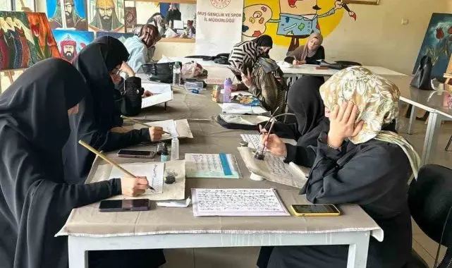 Muş Gençlik Merkezi'nde hat sanatı eğitimi devam ediyor