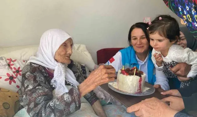 Asırlık Emine nineye doğum günü sürprizi