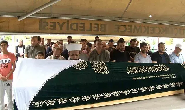 Zeytinburnu'ndaki İETT otobüs kazasında hayatını kaybeden kadın son yolculuğuna uğurlandı
