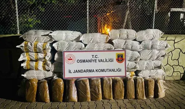 Jandarmanın durdurduğu minibüste 1 ton 460 kilo kaçak tütün ele geçirildi