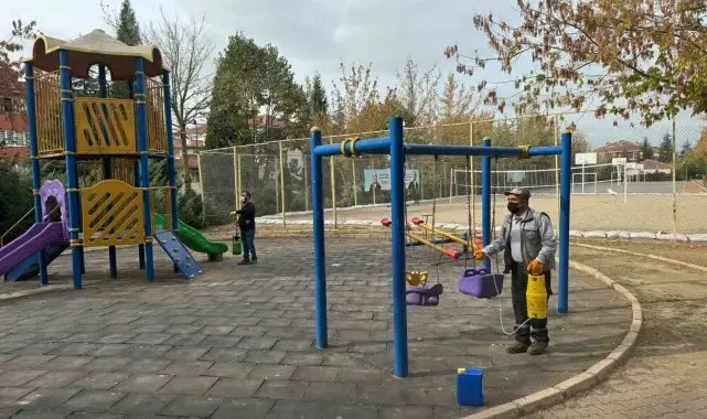Bozüyük'te çocuk parkları dezenfekte ediliyor