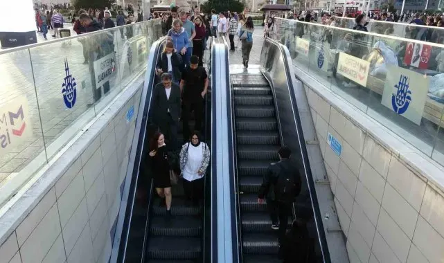Taksim Metrosu'nda yürüyen merdiven çilesi