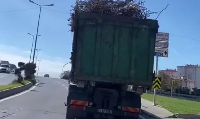 Kasasından dışarı taşan demirle seyreden kamyon kamerada