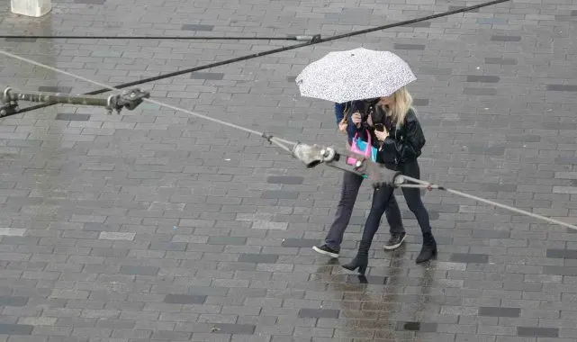 Taksim'de aniden bastıran yağmur vatandaşlara zor anlar yaşattı