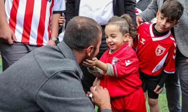 Şampiyon minikler kupayı Samsunspor kaptanının elinden aldı