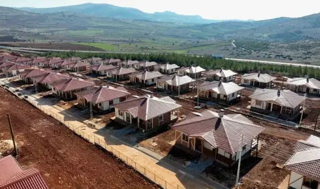 Depremde yıkılan ya da hasar gören köy evlerine parsel kolaylığı sağlanacak