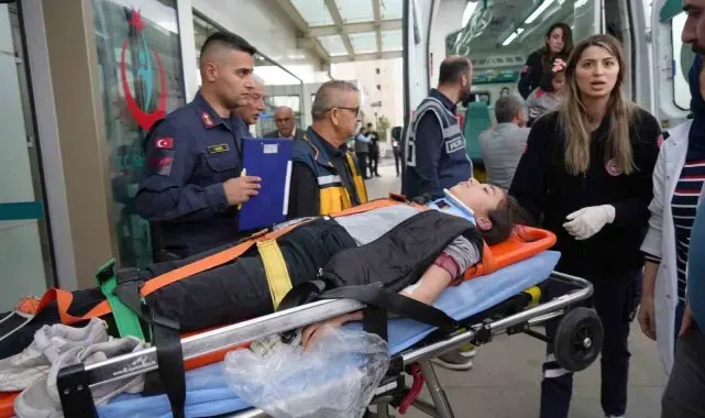 Öğrencileri taşıyan minibüs ile tır çarpıştı: 12'si öğrenci 13 yaralı