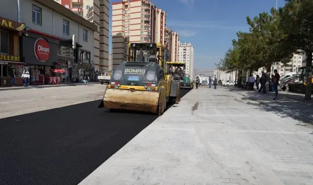 Melikgazi Belediyesi Tınaztepe Mahallesi'nde asfalt ve çevre düzenlemesi çalışmalarını sürdürüyor