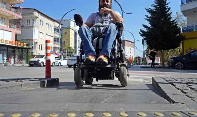 Engelli rampası önüne park edilen araca zarar veren engelli adam: "Bu benim tekerlekli sandalyem değil, ayağım"