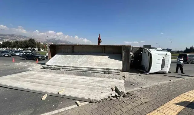 Kahramanmaraş'ta beton duvar blokları taşıyan tır yan yattı