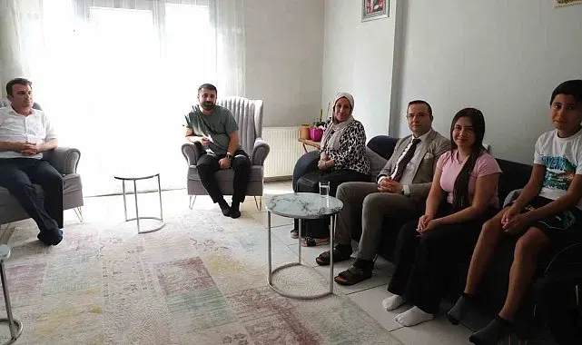 Cizre'de YKS'de başarılı olan öğrencilerin evlerine gidilip tebrik edildi