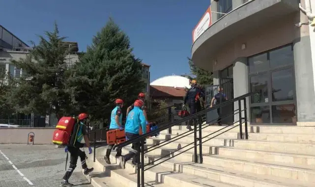 Burdur'da okuldaki deprem tatbikatı gerçeği aratmadı