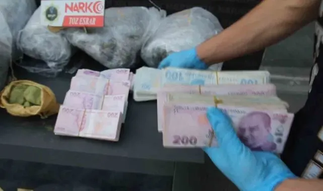 Batman'da polisten kaçan otomobilde 57 kilo esrar ve 320 bin lira para ele geçirildi