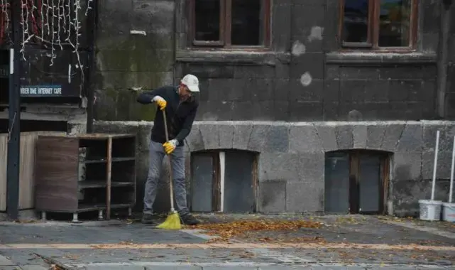 Kars'ta temizlik işçilerinin yaprak mesaisi başladı