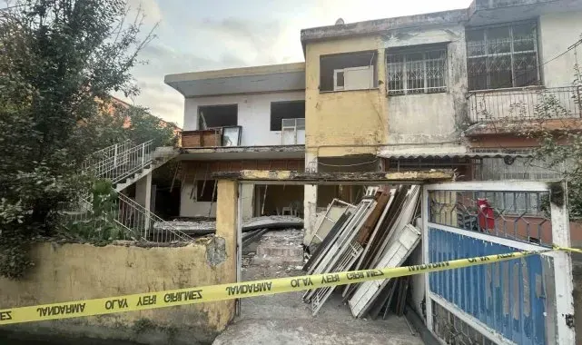 Hatay'da hasarlı evin balkonu çöktü: Baba ve oğlu hayatını kaybetti