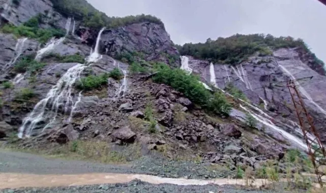 Artvin'de şiddetli yağışta bazı köy yolları ulaşıma kapandı