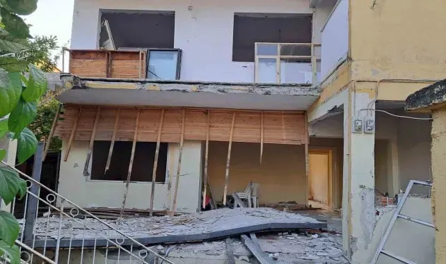 Hasarlı evin çöken balkonunun altında kalan 2 kişi öldü