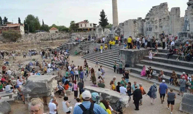 Üç bin kişiyle Apollon Tapınağı'nda "Toplu Tadım" rekoru denemesi yapıldı