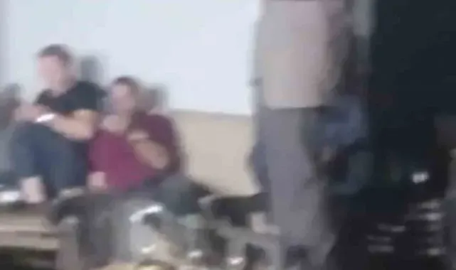 Bursa'da kahvehane sular altında kaldı, vatandaşlar oyuna devam etti