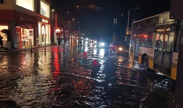 Bursa'da sağanak cadde ve sokakları göle çevirdi