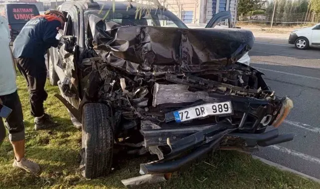 Batman'da traktör ile kamyonet çarpıştı: 3 yaralı
