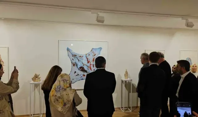 'Farklı Olsan Ne Olur' sergisi Kadırga Sanat Galerilerinde sanatseverlerle buluştu