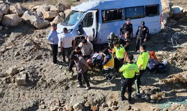 Servis minibüsü takla attı, sürücü yaralandı