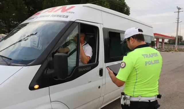 Trafik polisi böyle uyardı: "Sizin için, lütfen emniyet kemerlerinizi takın"