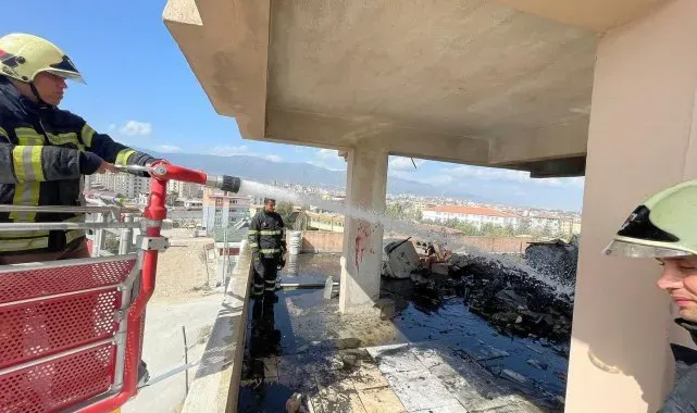 Antakya'da apartmanın çatısında yangın çıktı