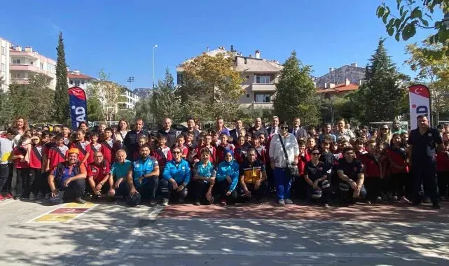 Emirbeyazıt İlkokulu'nda deprem tahliye tatbikatı gerçekleştirildi