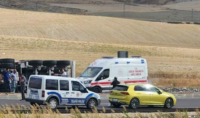 Ankara'da kuzu yüklü tır devrildi, hayvanlar telef oldu