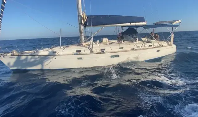 Yelkenli teknede 85 düzensiz göçmen yakalandı; 3 gözaltı