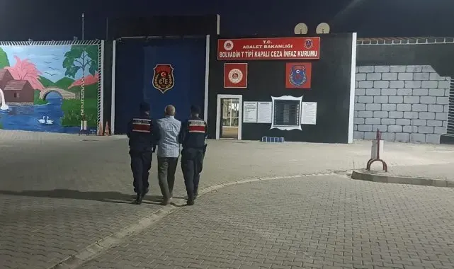 Afyonkarahisar'da aranan şahıs çatıda yakalandı
