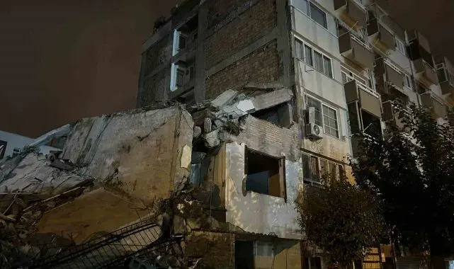 Hasarlı binanın yıkımı esnasında üzerine duvar devrilen başka bir bina zarar gördü