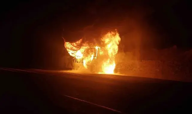 Muş'ta yolcu otobüsü yanarak kül oldu