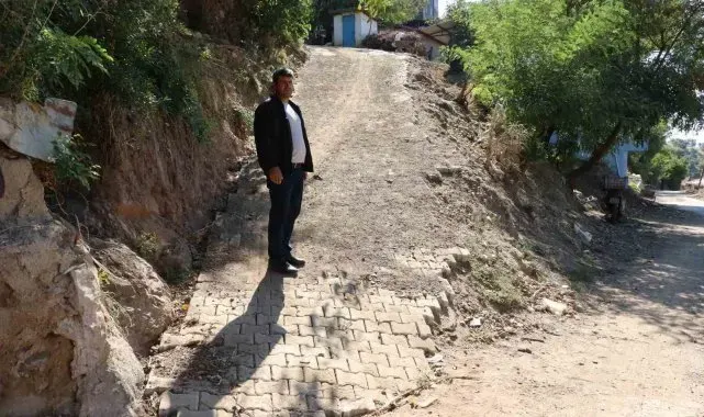 Engelli yaşlı çiftin yolu parke taşla kaplandı
