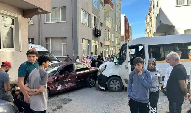 Sinop'ta okul servisi ile otomobil çarpıştı: 7 öğrenci yaralandı