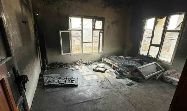 Yangın çıkan evdeki eşyalar kullanılamaz hale geldi