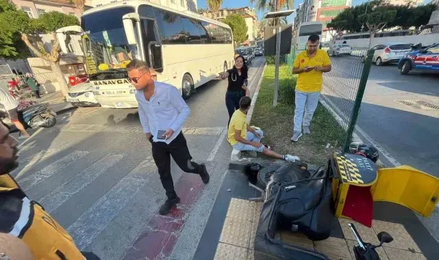 Manavgat'ta adliye önünde motosikletler çarpıştı: 3 yaralı