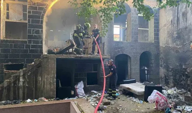 Diyarbakır'da yangın, tarihi yapı zarar gördü