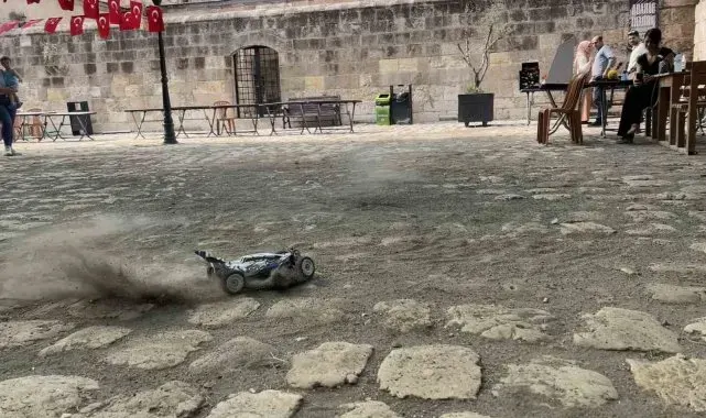 150 kilometre hıza ulaşan uzaktan kumandalı araç, bilim şenliğinde ilgi odağı oldu