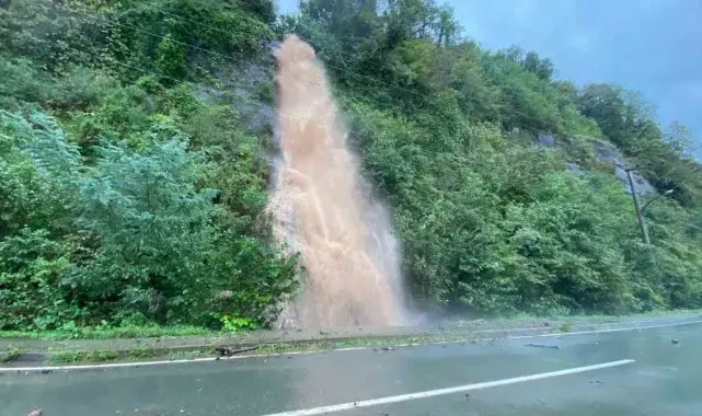 Şiddetli yağışlar Artvin'in Hopa ve Arhavi ilçelerinde etkili oluyor
