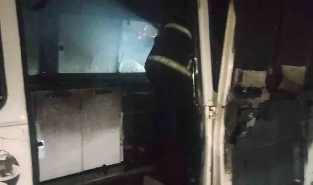 Yanan minibüs kullanılmaz hale geldi