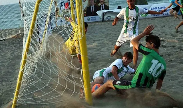 Kocaali sahilinde plaj futbolu heyecanı