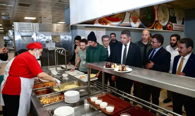 Yurt öğrencileri ile akşam yemeğinde buluştu