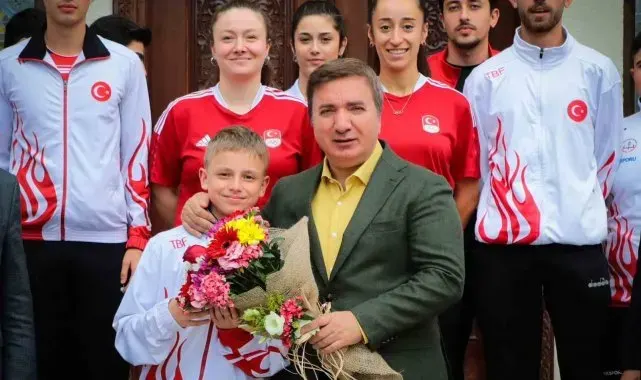 Erzincanlı sporcular Vali Aydoğdu'yu ziyaret etti